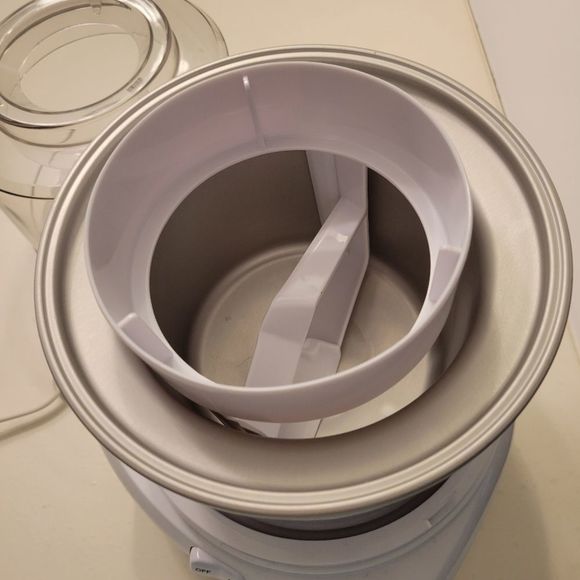 Cuisinart Ice Cream Maker 1.5 Qt - Picture 4 of 8